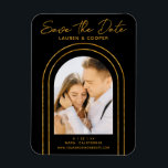 Íman Salve A Data Do Casamento Dourado Da Arte Na moda<br><div class="desc">Salve a data em que os Na moda pretos com script de arte Dourada reproduzem os manchetes de casamento com dentro favorito em um fundo preto. Personalize com seu texto editando o texto nas caixas de texto fornecidas. Projetado para você por ©Evco Studio www.zazzle.com/store/evcostudio</div>