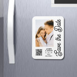 Íman Salve A Data Do Na moda Branco Negro<br><div class="desc">Salve a data em que o Na moda branco preto apresenta os modernos Números de Casamentos com um fundo branco com a sua fotografia personalizada. Personalize com seu texto editando o texto nas caixas de texto fornecidas e adicione o URL do seu site para o seu código QR personalizado. Projetado...</div>