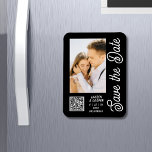 Íman Salve A Data Do Na moda Branco Negro<br><div class="desc">Salve a data em que o Na moda branco preto apresenta os modernos Números de Casamentos com um fundo preto com a sua fotografia personalizada. Personalize com seu texto editando o texto nas caixas de texto fornecidas e adicione o URL do seu site para o seu código QR personalizado. Projetado...</div>