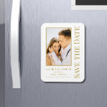 Íman Salve A Data Dourada Na moda Moderna Casamento Bra<br><div class="desc">Salve a data White Dourado Na moda de Script Modern Wedding Magnet apresenta um fundo branco com sua foto personalizada. Personalize com seu texto editando o texto nas caixas de texto fornecidas. Projetado para você por ©Evco Studio www.zazzle.com/store/evcostudio</div>