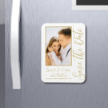 Íman Salve A Data Dourada Na moda Moderna Casamento Bra<br><div class="desc">Salve a data White Dourada Na moda com Script Modern Wedding Magnets apresenta um fundo branco com sua foto personalizada. Personalize com seu texto editando o texto nas caixas de texto fornecidas. Projetado para você por ©Evco Studio www.zazzle.com/store/evcostudio</div>