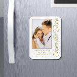 Íman Salve A Data Dourada Na moda Moderna Casamento Bra<br><div class="desc">Salve a data White Dourado Na moda com Script Modern Wedding Cards apresenta um fundo branco com sua foto personalizada. Personalize com seu texto editando o texto nas caixas de texto fornecidas. Projetado para você por ©Evco Studio www.zazzle.com/store/evcostudio</div>