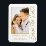 Íman Salve A Data Dourada Na moda Moderna Casamento Bra<br><div class="desc">Salve a data White Dourada Na moda com Script Modern Wedding Magnets apresenta um fundo branco com sua foto personalizada. Personalize com seu texto editando o texto nas caixas de texto fornecidas. Projetado para você por ©Evco Studio www.zazzle.com/store/evcostudio</div>