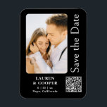 Íman Salve A Data Dourada Na moda Moderna Negra<br><div class="desc">Salve a data em que o Na moda Dourado Script Modern Wedding Magnets apresenta um fundo preto com a sua fotografia personalizada. Personalize com seu texto editando o texto nas caixas de texto fornecidas e adicione o URL do seu site para o seu código QR personalizado. Projetado para você por...</div>