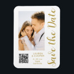 Íman Salve A Data Dourada Na moda Moderna Negra<br><div class="desc">Salve a data em que o Na moda Dourado Script Modern Wedding Magnets apresenta um fundo preto com a sua fotografia personalizada. Personalize com seu texto editando o texto nas caixas de texto fornecidas e adicione o URL do seu site para o seu código QR personalizado. Projetado para você por...</div>