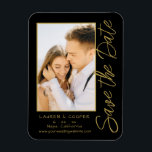 Íman Salve A Data Dourada Na moda Moderna Negra<br><div class="desc">Salve a data em que o Na moda Dourado Script Modern Wedding Magnets apresenta um fundo preto com a sua fotografia personalizada. Personalize com seu texto editando o texto nas caixas de texto fornecidas. Projetado para você por ©Evco Studio www.zazzle.com/store/evcostudio</div>
