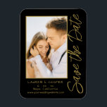 Íman Salve A Data Dourada Na moda Moderna Negra<br><div class="desc">Salve a data em que o Na moda Dourado Script Modern Wedding Magnets apresenta um fundo preto com a sua fotografia personalizada. Personalize com seu texto editando o texto nas caixas de texto fornecidas. Projetado para você por ©Evco Studio www.zazzle.com/store/evcostudio</div>