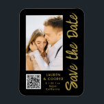 Íman Salve A Data Dourada Na moda Moderna Negra<br><div class="desc">Salve a data em que o Na moda Dourado Script Modern Wedding Magnets apresenta um fundo preto com a sua fotografia personalizada. Personalize com seu texto editando o texto nas caixas de texto fornecidas e adicione o URL do seu site para o seu código QR personalizado. Projetado para você por...</div>