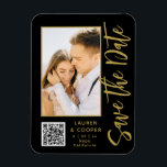 Íman Salve A Data Dourada Na moda Moderna Negra<br><div class="desc">Salve a data em que o Na moda Dourado Script Modern Wedding Magnets apresenta um fundo preto com a sua fotografia personalizada. Personalize com seu texto editando o texto nas caixas de texto fornecidas e adicione o URL do seu site para o seu código QR personalizado. Projetado para você por...</div>