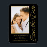 Íman Salve A Data Dourada Na moda Moderna Negra<br><div class="desc">Salve a data em que as placas modernas de casamento Douradas de Na moda preto apresentam um fundo preto com a sua foto personalizada. Personalize com seu texto editando o texto nas caixas de texto fornecidas. Projetado para você por ©Evco Studio www.zazzle.com/store/evcostudio</div>