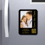 Íman Salve A Data Dourada Na moda Moderna Negra<br><div class="desc">Salve a data em que o Na moda Dourado Script Modern Wedding Magnets apresenta um fundo preto com a sua fotografia personalizada. Personalize com seu texto editando o texto nas caixas de texto fornecidas e adicione o URL do seu site para o seu código QR personalizado. Projetado para você por...</div>