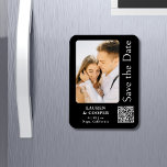 Íman Salve A Data Dourada Na moda Moderna Negra<br><div class="desc">Salve a data em que o Na moda Dourado Script Modern Wedding Magnets apresenta um fundo preto com a sua fotografia personalizada. Personalize com seu texto editando o texto nas caixas de texto fornecidas e adicione o URL do seu site para o seu código QR personalizado. Projetado para você por...</div>