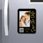 Íman Salve A Data Dourada Na moda Moderna Negra<br><div class="desc">Salve a data em que o Na moda Dourado Script Modern Wedding Magnets apresenta um fundo preto com a sua fotografia personalizada. Personalize com seu texto editando o texto nas caixas de texto fornecidas e adicione o URL do seu site para o seu código QR personalizado. Projetado para você por...</div>