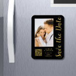 Íman Salve A Data Dourada Na moda Moderna Negra<br><div class="desc">Salve a data em que o Na moda Dourado Script Modern Wedding Magnets apresenta um fundo preto com a sua fotografia personalizada. Personalize com seu texto editando o texto nas caixas de texto fornecidas e adicione o URL do seu site para o seu código QR personalizado. Projetado para você por...</div>