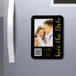 Íman Salve A Data Dourada Na moda Moderna Negra<br><div class="desc">Salve a data em que o Na moda Dourado Script Modern Wedding Magnets apresenta um fundo preto com a sua fotografia personalizada. Personalize com seu texto editando o texto nas caixas de texto fornecidas e adicione o URL do seu site para o seu código QR personalizado. Projetado para você por...</div>