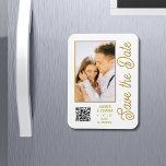 Íman Salve A Data Dourada Na moda Moderna Negra<br><div class="desc">Salve a data em que o Na moda Dourado Script Modern Wedding Magnets apresenta um fundo preto com a sua fotografia personalizada. Personalize com seu texto editando o texto nas caixas de texto fornecidas e adicione o URL do seu site para o seu código QR personalizado. Projetado para você por...</div>