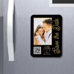 Íman Salve A Data Dourada Na moda Moderna Negra<br><div class="desc">Salve a data em que o Na moda Dourado Script Modern Wedding Magnets apresenta um fundo preto com a sua fotografia personalizada. Personalize com seu texto editando o texto nas caixas de texto fornecidas e adicione o URL do seu site para o seu código QR personalizado. Projetado para você por...</div>