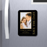 Íman Salve A Data Dourada Na moda Moderna Negra<br><div class="desc">Salve a data em que o Na moda Dourado Script Modern Wedding Magnet apresenta um fundo preto com sua foto personalizada. Personalize com seu texto editando o texto nas caixas de texto fornecidas. Projetado para você por ©Evco Studio www.zazzle.com/store/evcostudio</div>