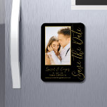 Íman Salve A Data Dourada Na moda Moderna Negra<br><div class="desc">Salve a data em que o Na moda Dourado Script Modern Wedding Magnets apresenta um fundo preto com a sua fotografia personalizada. Personalize com seu texto editando o texto nas caixas de texto fornecidas. Projetado para você por ©Evco Studio www.zazzle.com/store/evcostudio</div>
