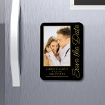 Íman Salve A Data Dourada Na moda Moderna Negra<br><div class="desc">Salve a data em que as placas modernas de casamento Douradas de Na moda preto apresentam um fundo preto com a sua foto personalizada. Personalize com seu texto editando o texto nas caixas de texto fornecidas. Projetado para você por ©Evco Studio www.zazzle.com/store/evcostudio</div>