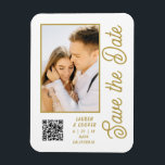 Íman Salve A Data Dourada Na moda Moderna Negra<br><div class="desc">Salve a data em que o Na moda Dourado Script Modern Wedding Magnets apresenta um fundo preto com a sua fotografia personalizada. Personalize com seu texto editando o texto nas caixas de texto fornecidas e adicione o URL do seu site para o seu código QR personalizado. Projetado para você por...</div>