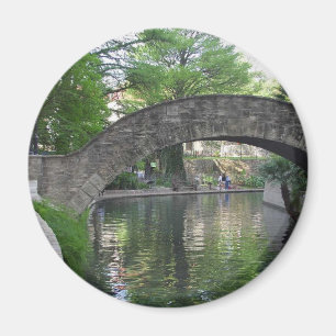 Íman San Antonio constrói uma ponte sobre Riverwalk