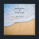 Íman Sandy Beach com Surf Foamy Casamento Salve a Data<br><div class="desc">Casamento salve o ímã de encontro com uma fotografia de uma praia ouro marrom arenosa com surf branco de espuma.</div>