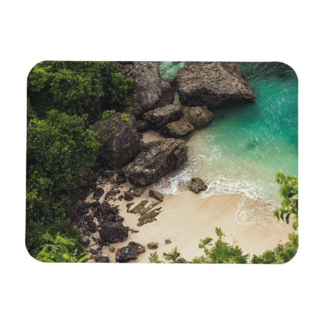 Íman Sandy Beach Cove com Árvores Verdes, Rochas e Ocea (Horizontal)