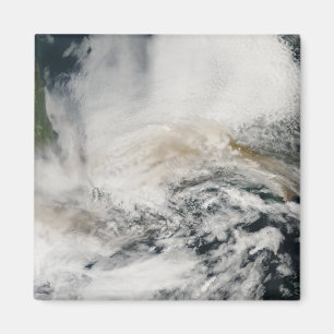 Íman Sarychev Pico soprando através do mar de Okhotsk