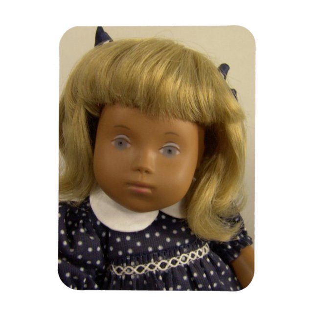 Íman Sasha Puppe / Sasha Doll Premium Flexi Magnet (Vertical)