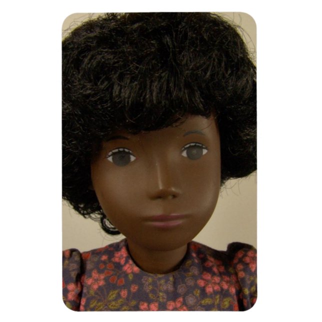 Íman Sasha Puppe / Sasha Doll Premium Flexi Magnet (Vertical)