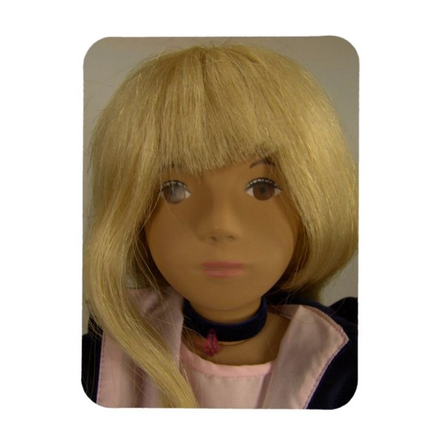 Íman Sasha Puppe / Sasha Doll Premium Flexi Magnet (Vertical)
