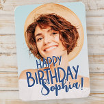 Íman Saudação de Aniversário da Foto Personalizada e Le<br><div class="desc">A design é moderna e simples. Adicione uma foto personalizada do celebrante de aniversário e adicione seu nome.</div>
