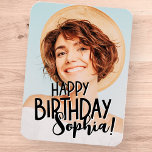 Íman Saudação de Aniversário da Foto Personalizada e Le<br><div class="desc">A design é moderna e simples. Adicione uma foto personalizada do celebrante de aniversário e adicione seu nome.</div>