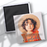 Íman Saudação de Aniversário de Foto Personalizada Simp<br><div class="desc">A design é moderna e simples. Adicione uma foto personalizada do celebrante de aniversário e adicione seu nome,  adicione uma mensagem personalizada. A cor da tipografia funciona melhor em uma foto que tem cor na parte da tipografia para que ela seja pop.</div>