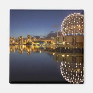 Íman Science World e CBD refletidos em False Creek,