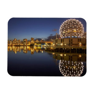 Íman Science World e CBD refletidos em False Creek,