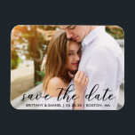 Íman Script de Tendência Moderna Salvar a Data | Foto<br><div class="desc">Script de Tendência Moderno Salve O Magnet Fotográfico do Casal de Anúncio do Noivado de Data</div>