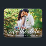 Íman Script Moderno Salve A Foto W Do Casal De Data<br><div class="desc">Script Moderno Salve O Magnet De Fotografias Do Casal Do Noivado De Data - Script Branco</div>