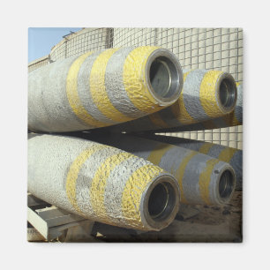 Íman Seis bombas GBU-12 sentam-se em uma cremalheira