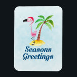 Íman Sessões saudações Flamingo Rosa Rosa em Santa Hat<br><div class="desc">Festivo natal flex-magnet com o texto: Saudações de Seasons. Um desenho branco de um flamingo cor-de-rosa vestindo um chapéu de Santa vermelho. Em pé num monte de areia amarela da praia com uma palmeira de coco verde e marrom no fundo. Fundo azul claro. Design tropical festivo,  bonito e divertido.</div>