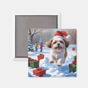 Íman Shih Tzu correndo em neve com chapéu de Natal