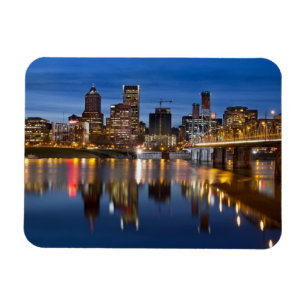 Íman Skyline do centro de Portland Oregon na hora azul