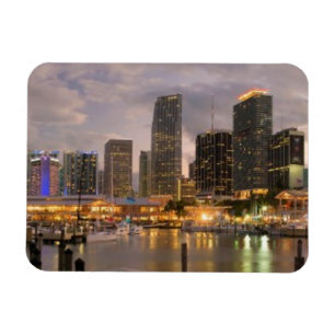Íman Skyline financeira de Miami no crepúsculo