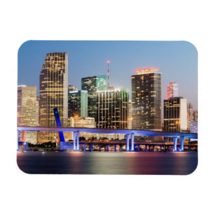 Íman Skyline iluminada de Miami do centro no crepúscul