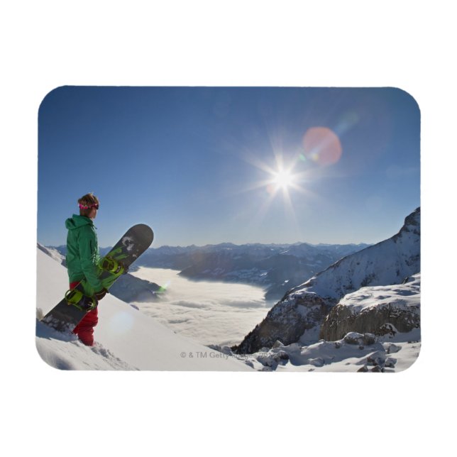 Íman Snowboarder a olhar do topo da montanha (Horizontal)
