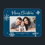 Íman Snowflakes Azul Foto de Natal Feliz<br><div class="desc">Feliz Natal! Mande desejos calorosos para a família e amigos com este imã de fotos de Natal. Apresenta flocos de neve brancos e caligrafia moderna. Personalize este ímã fotográfico de Natal adicionando seus detalhes. Este ímã de fotos de Natal em floco de neve está disponível em outras cores e estoque...</div>