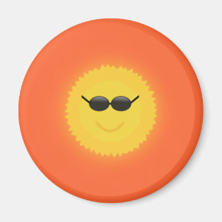Íman Sol legal com óculos escuros num legal dia ensolar