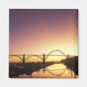 Íman Sol se pondo atrás da ponte de Newport, Oregon