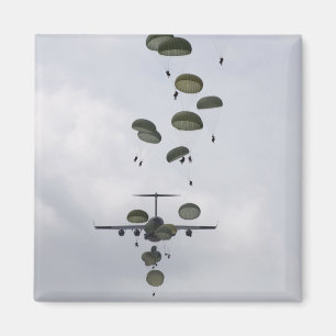 Íman Soldados do Exército saltam de um Globemaster II C